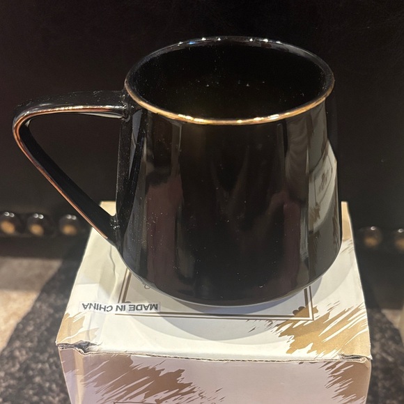 Black and Gold Mug - Queen of Everything - Picture 2 of 3